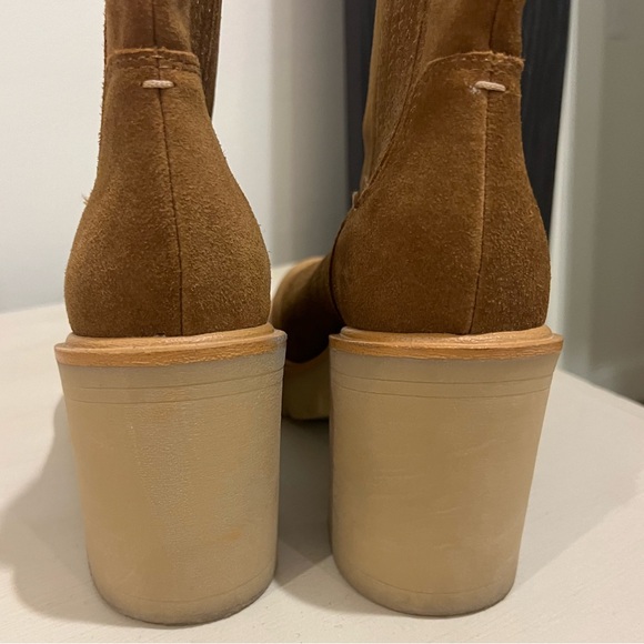 Dolce Vita | Caster H2O Platform Chunky Lug Sole Mushroom Suede Ankle Booties - Picture 3 of 5